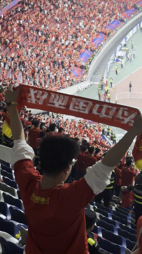 激情洋溢的球迷席,现场加油呐喊声不断!的简单介绍 激情洋溢的球迷席,现场加油呐喊声不断!的简单介绍