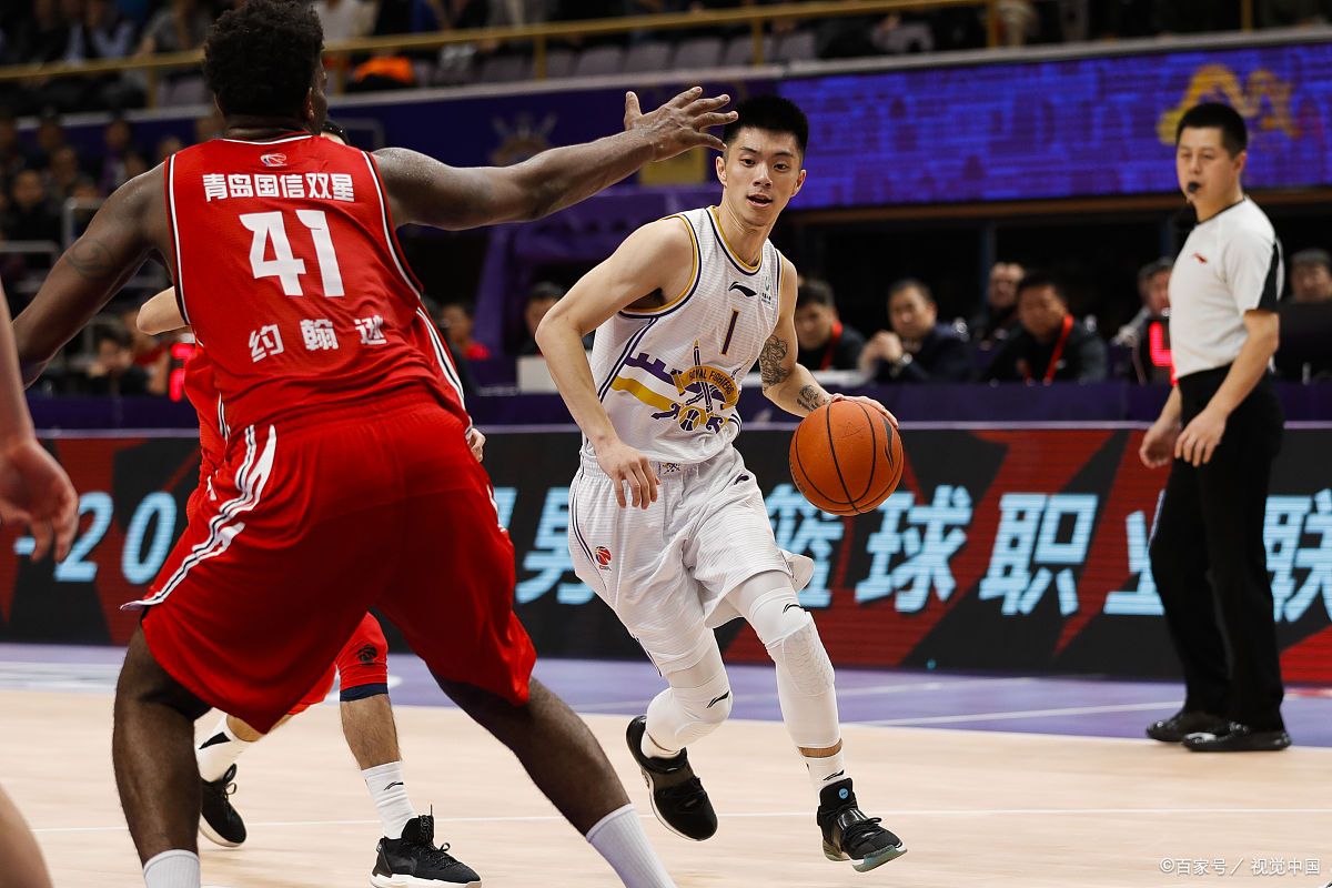 燃烧的战斗场面，球员全力以赴战斗