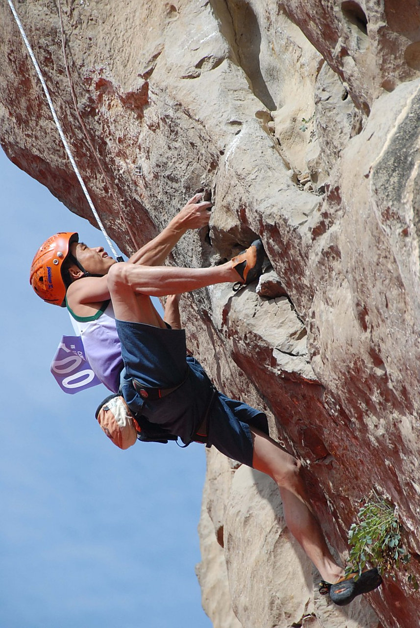 九游娱乐网站-关于极限挑战攀岩赛场选手身手矫健的信息