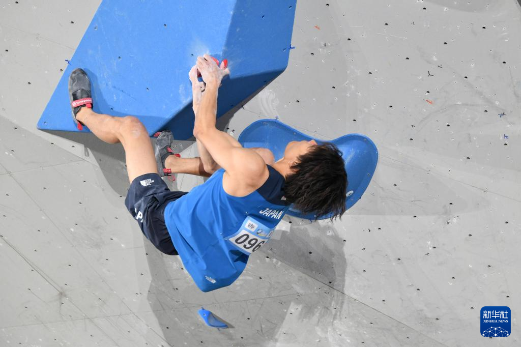 关于极限挑战攀岩赛场选手身手矫健的信息