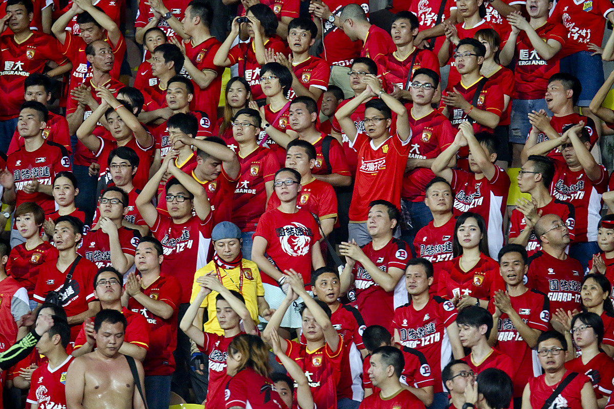 九游体育-火爆足球比拼场面，球迷热情高涨不退的简单介绍