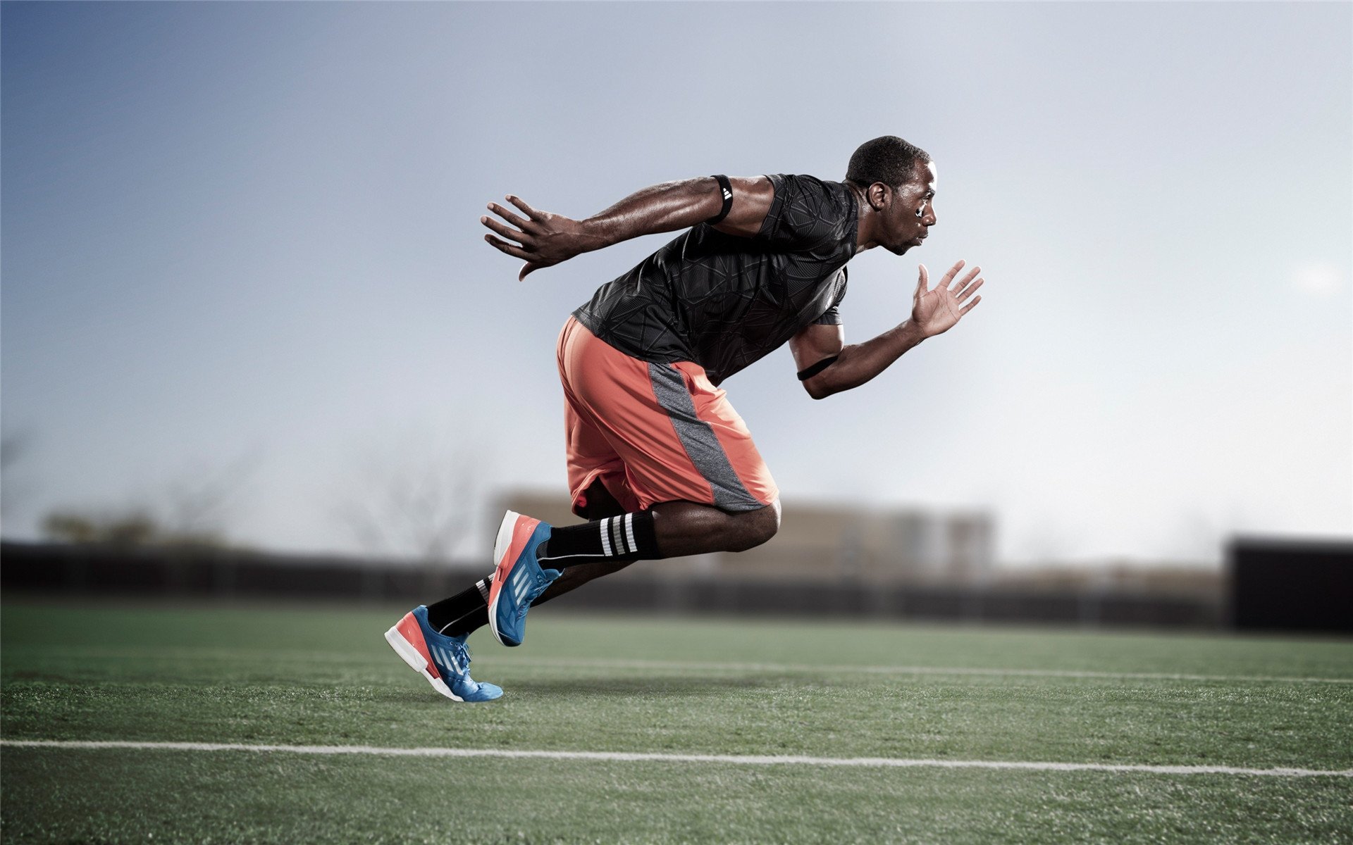 赛道上的抉择，乔治关键回合不手软，F1年度争冠之夜诞生新王